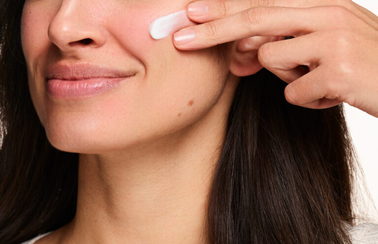 Billede af kvinde, der påfører en ansigtscreme, som styrker hudens barriere.