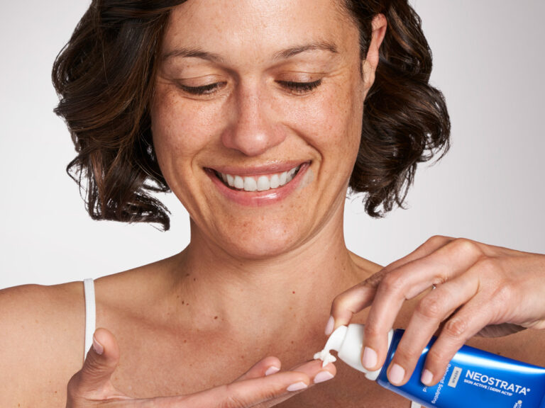 Billede af kvinde, der er ved at påføre ansigtscreme med peptider