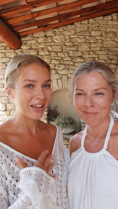GIF-animation af video med mor og datter, der bruger solcreme (SPF)