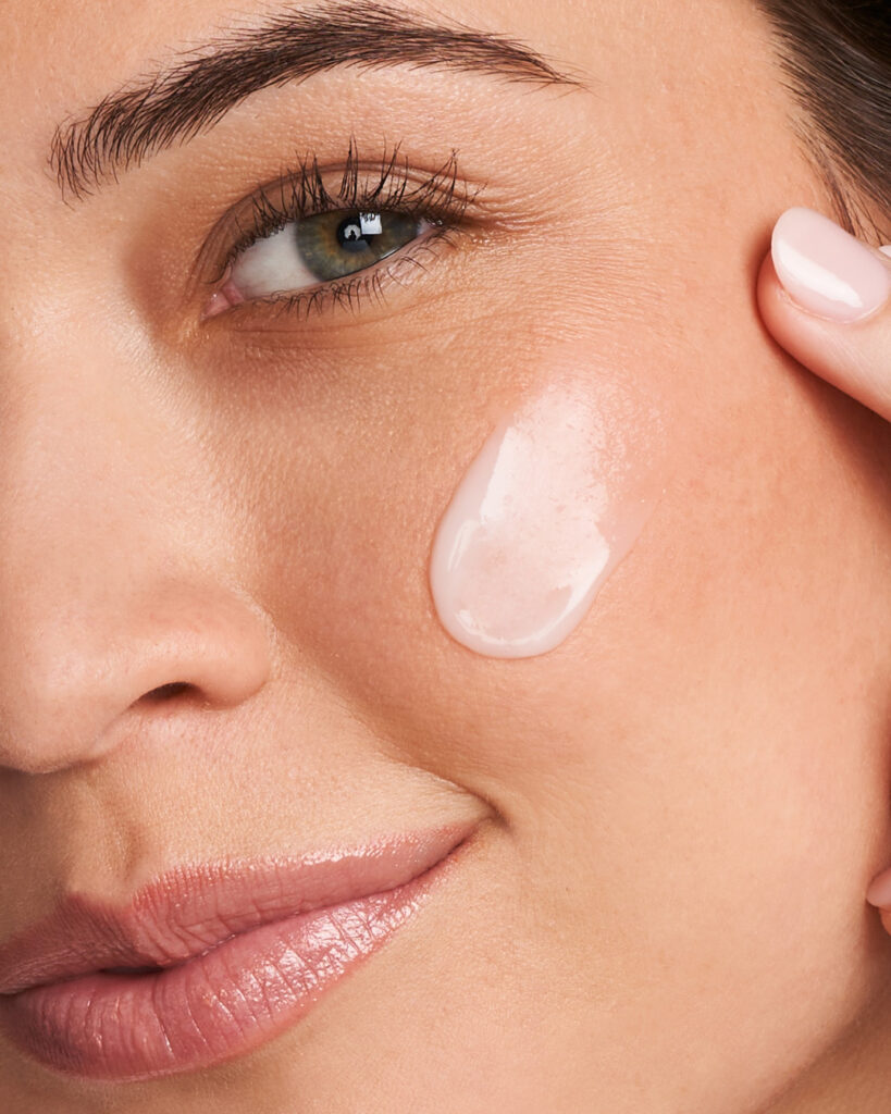 Billede af en pige, der påfører NEOSTRATA Clarifying Mandelic Hydragel på sin kind.